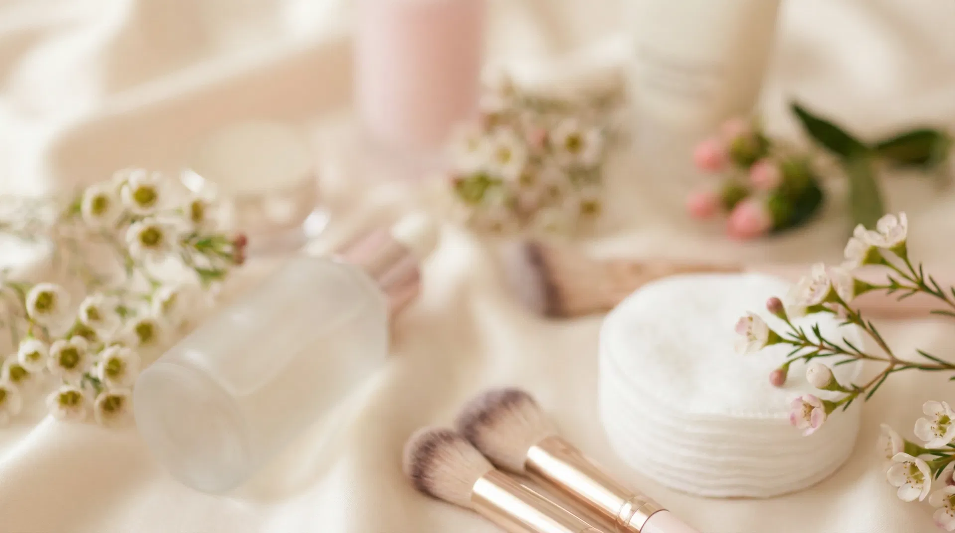 每日大赛用户评价背景 - 化妆刷和护肤产品